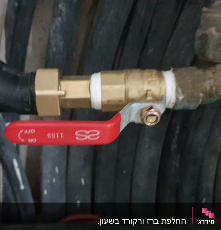 שסתום פליז עם ידית אדומה לצנרת מים